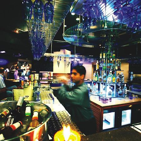The Lalit Mumbai Hotel Étterem fotó The bar at the nightclub