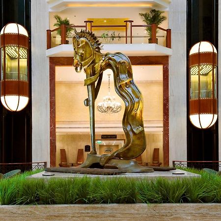 The Lalit Mumbai Hotel Kültér fotó The sculpture in the lobby of the Taj Bengal
