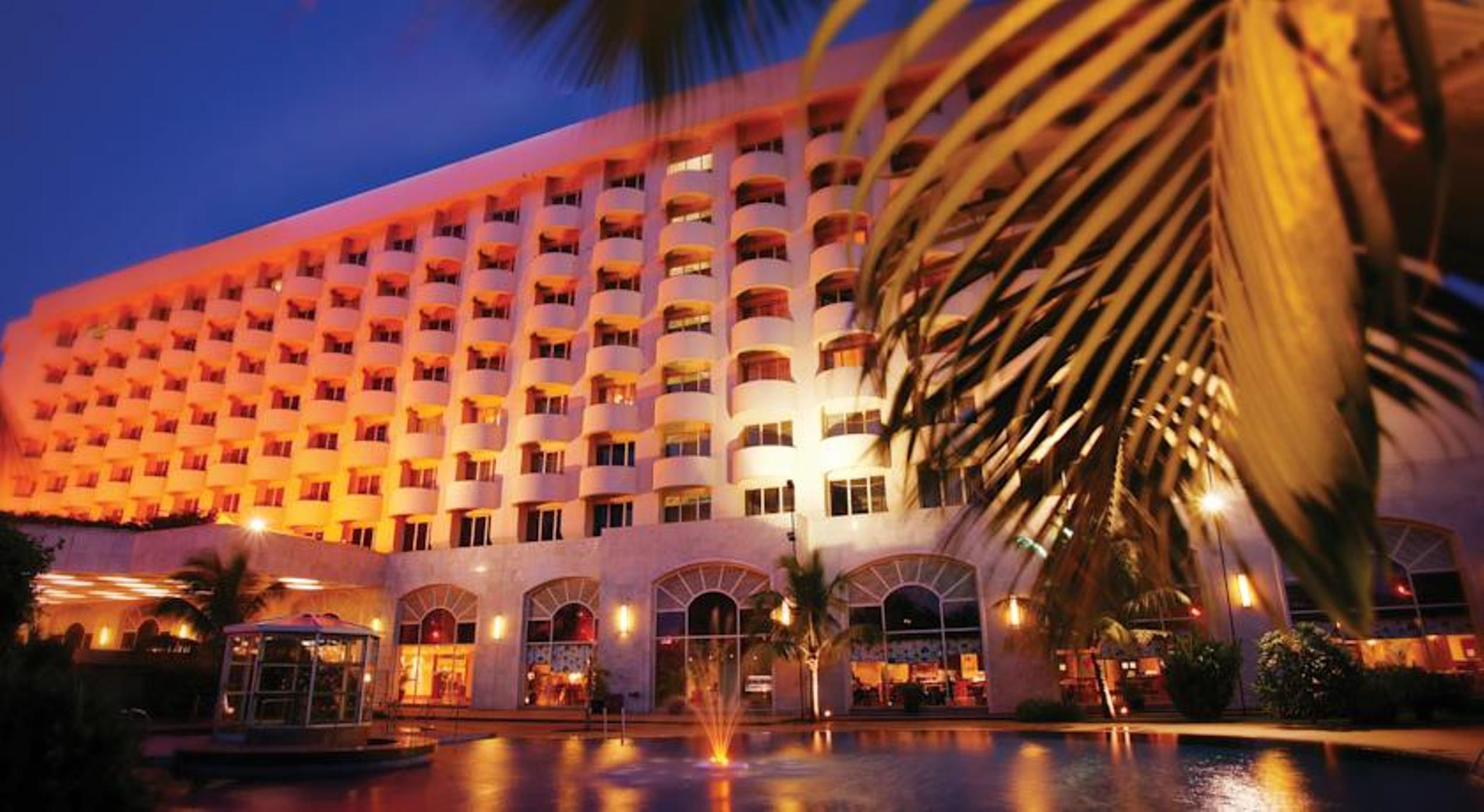 The Lalit Mumbai Hotel Kültér fotó The Royal Mirage Hotel