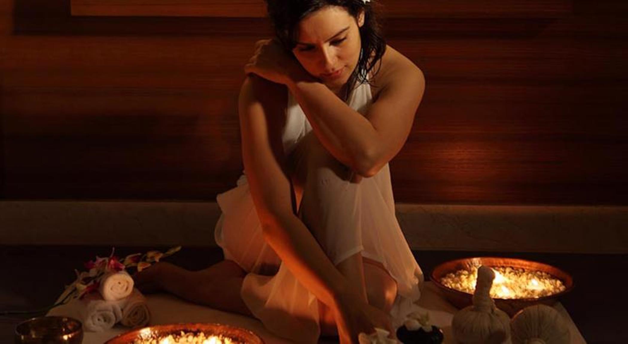 The Lalit Mumbai Hotel Kültér fotó A woman in a spa
