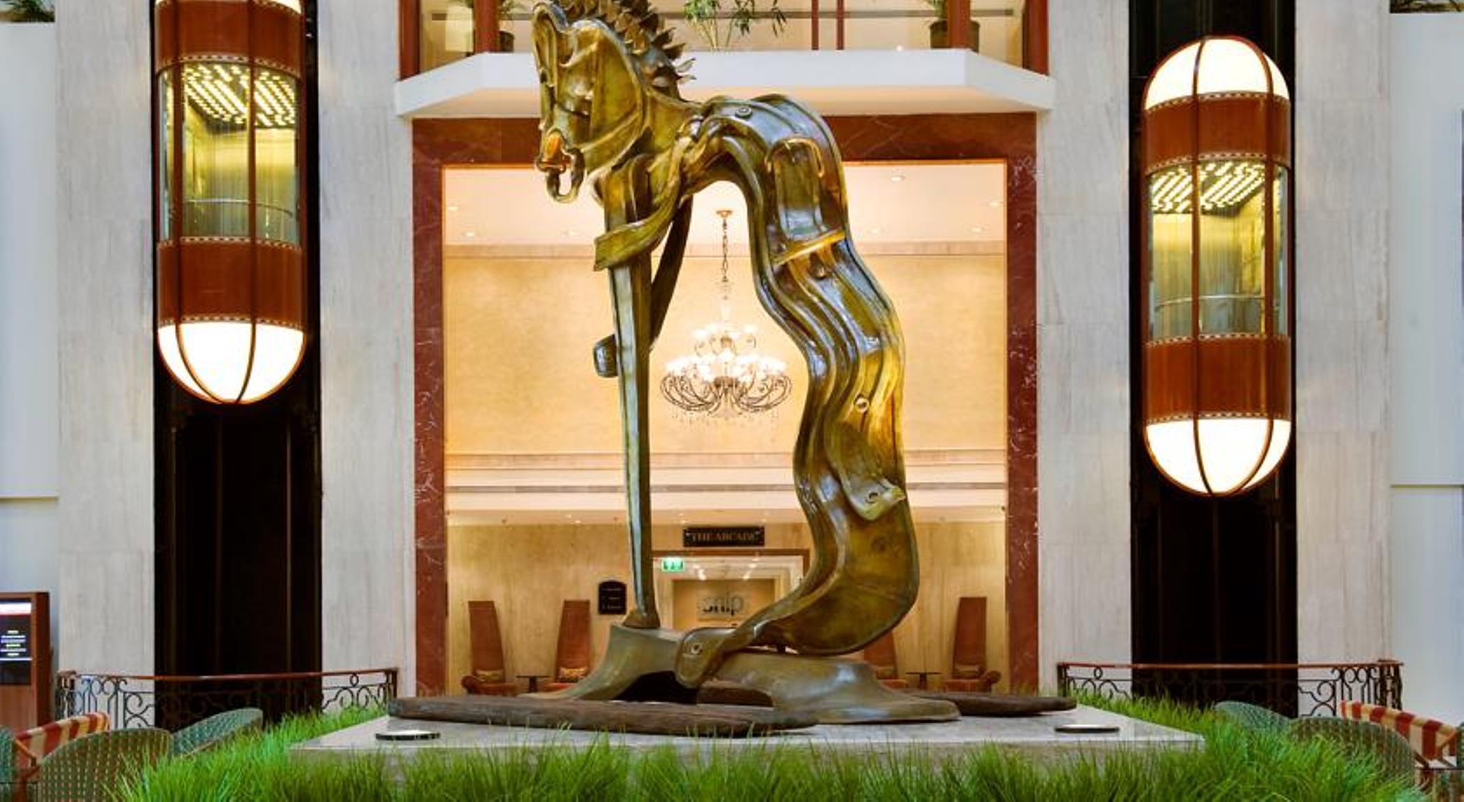 The Lalit Mumbai Hotel Kültér fotó The sculpture of the horse