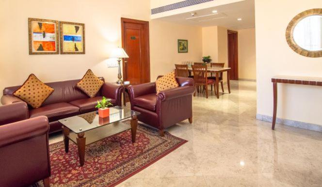 The Lalit Mumbai Hotel Kültér fotó A living room in a suite at the Taj Bengal