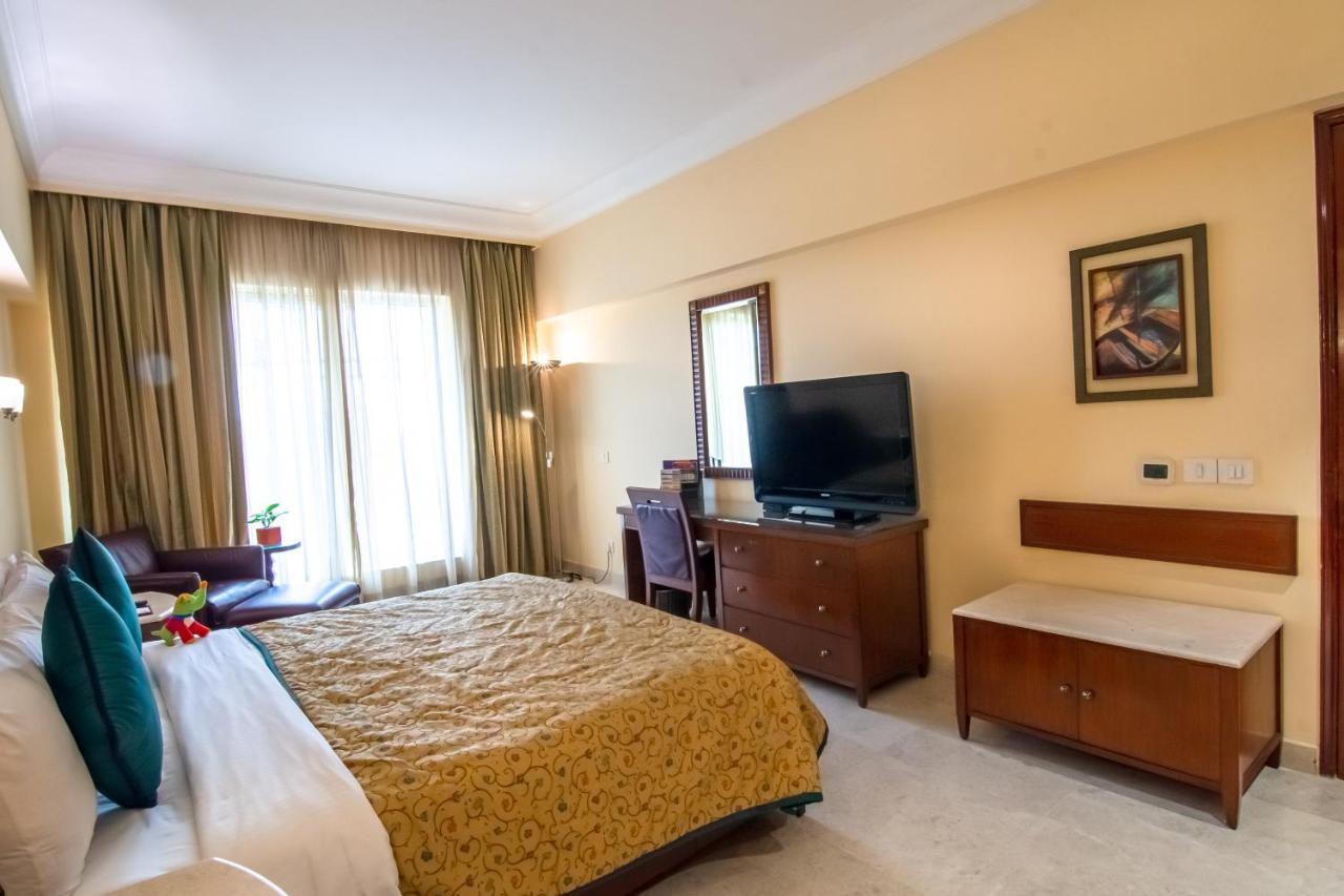 The Lalit Mumbai Hotel Kültér fotó A room at the hotel
