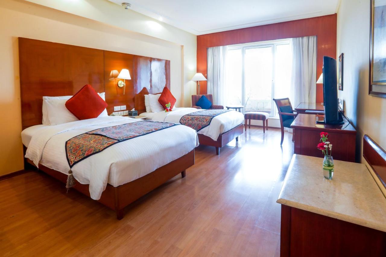The Lalit Mumbai Hotel Kültér fotó Deluxe Room