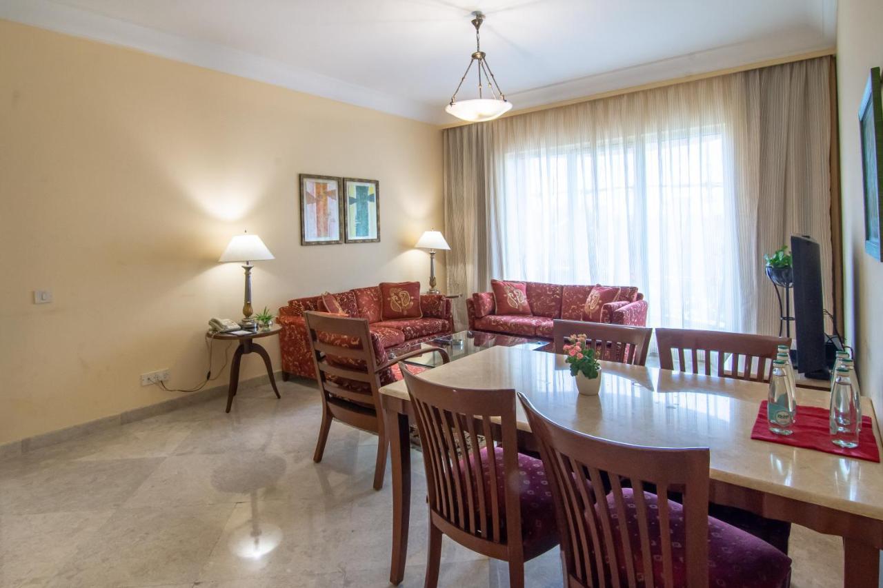 The Lalit Mumbai Hotel Kültér fotó A living room in a typical apartment