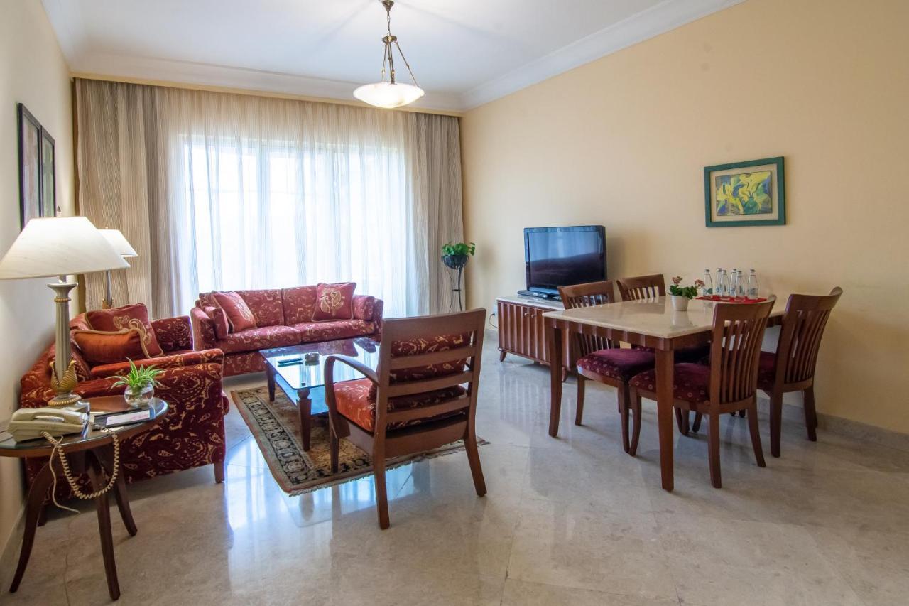 The Lalit Mumbai Hotel Kültér fotó A living room in a typical apartment