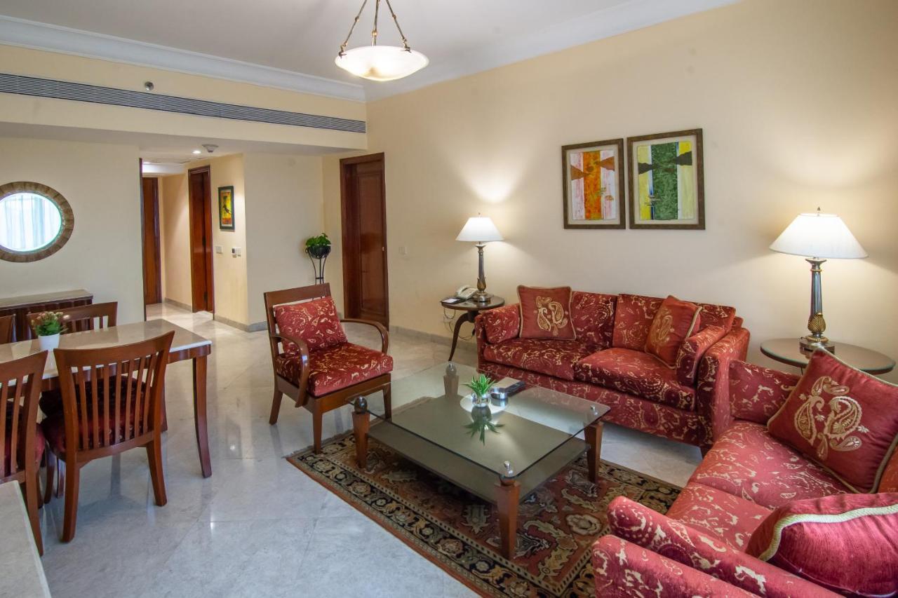 The Lalit Mumbai Hotel Kültér fotó A living room in a suite at the Taj Bengal