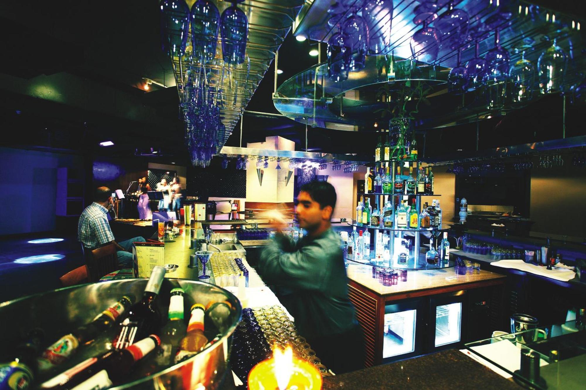 The Lalit Mumbai Hotel Étterem fotó The bar at the nightclub