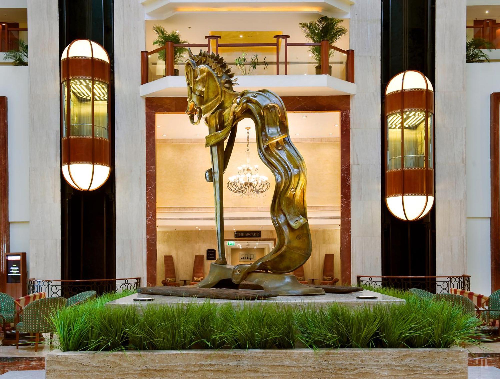 The Lalit Mumbai Hotel Kültér fotó The sculpture in the lobby of the Taj Bengal
