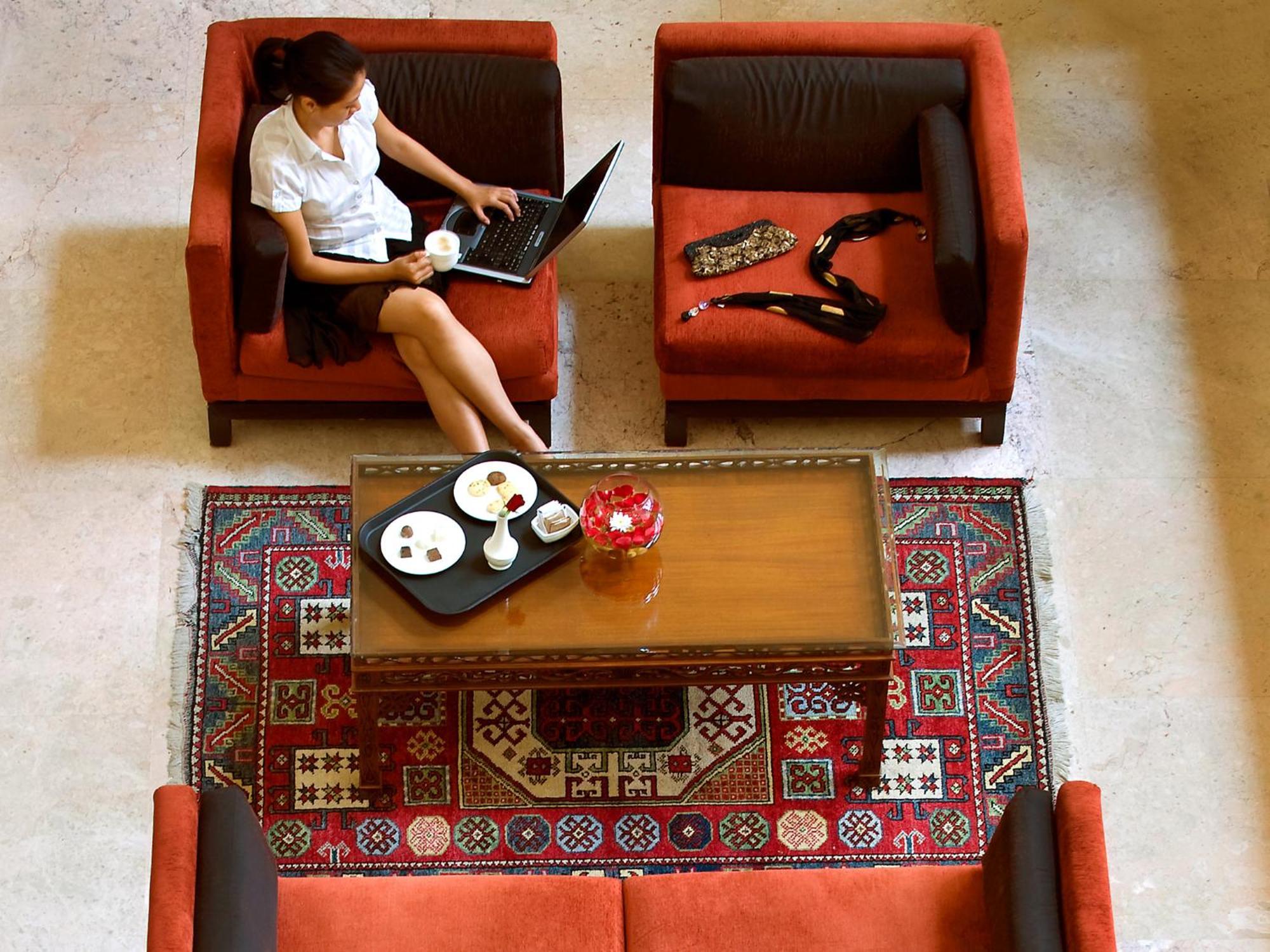 The Lalit Mumbai Hotel Kültér fotó A student studying in the library