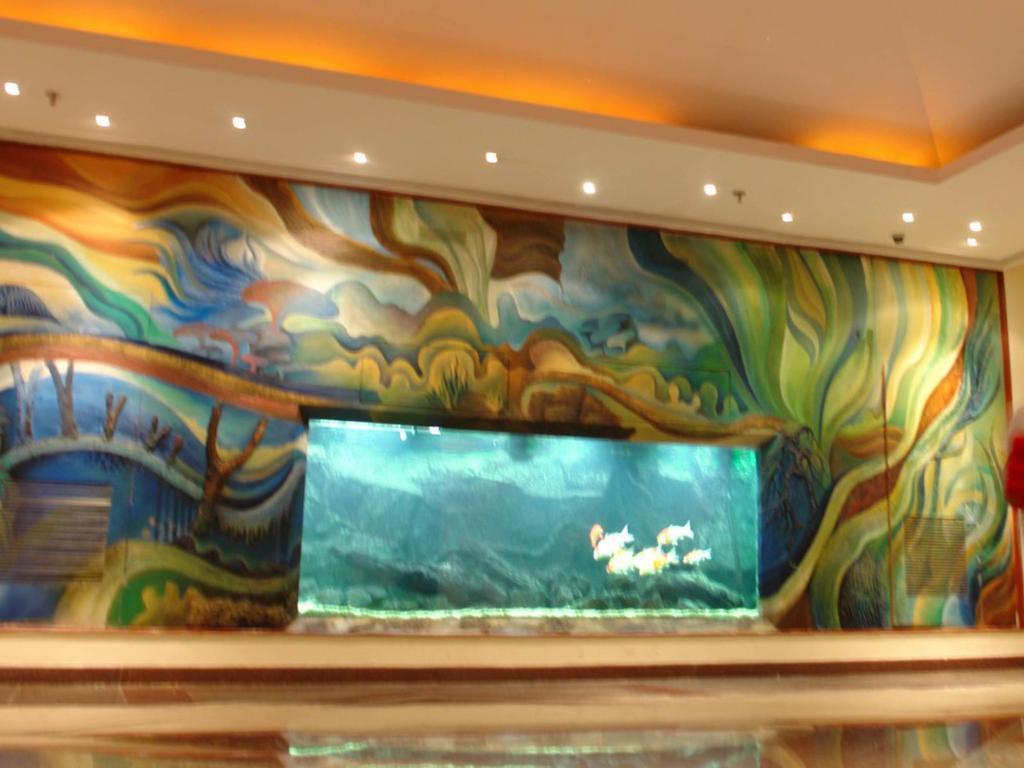 The Lalit Mumbai Hotel Kültér fotó The aquarium at the lobby