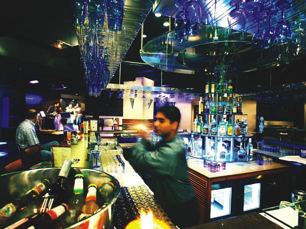 The Lalit Mumbai Hotel Kültér fotó The bar at the nightclub