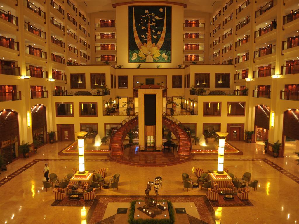 The Lalit Mumbai Hotel Kültér fotó The lobby of the Grand Hotel