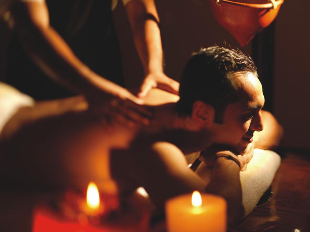 The Lalit Mumbai Hotel Kültér fotó A massage therapist working on a client