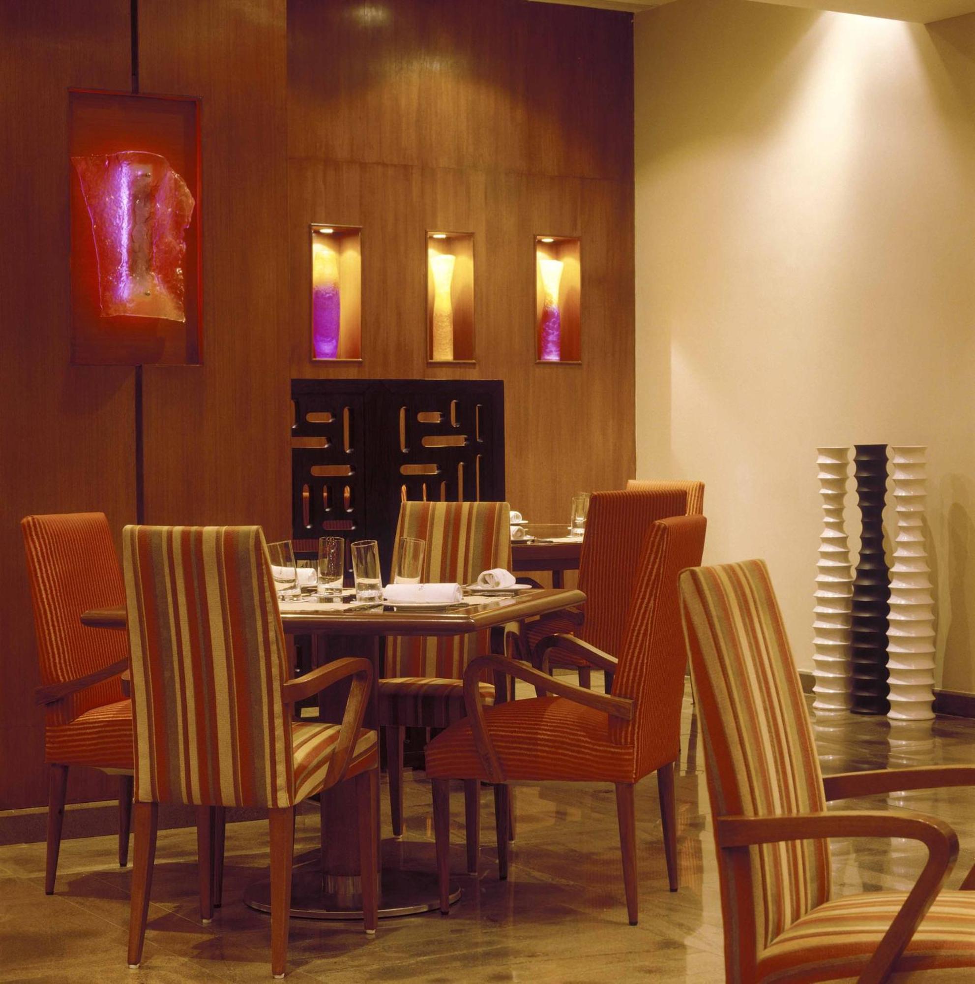The Lalit Mumbai Hotel Kültér fotó A restaurant in a hotel