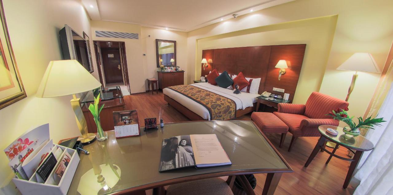 The Lalit Mumbai Hotel Kültér fotó A room at the Taj Bengal